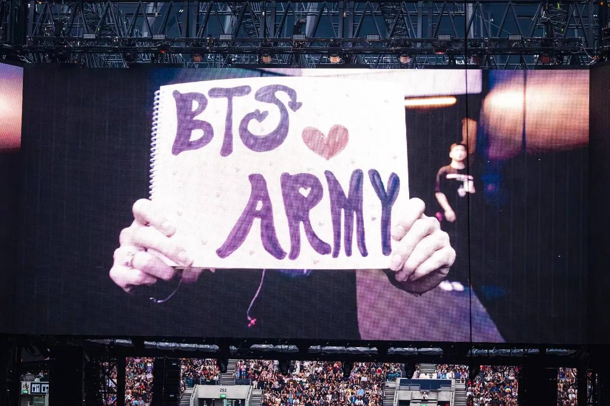 Earmy_Spain's tweet photo. Jin apareció  con un cuaderno en la mano. En la portada, había escrito: "BTS ♥ ARMY". 

Jin expresó su profundo agradecimiento a ARMY por su apoyo incondicional durante todos estos años. También prometió seguir trabajando duro y devolver todo el amor que ha recibido.

🔗 ¡Corramos a dejar un mar de corazones y comentarios de amor en el post oficial aquí!
 https://t.co/EA0wXLvlQA

#BTS #Jin #ARMY