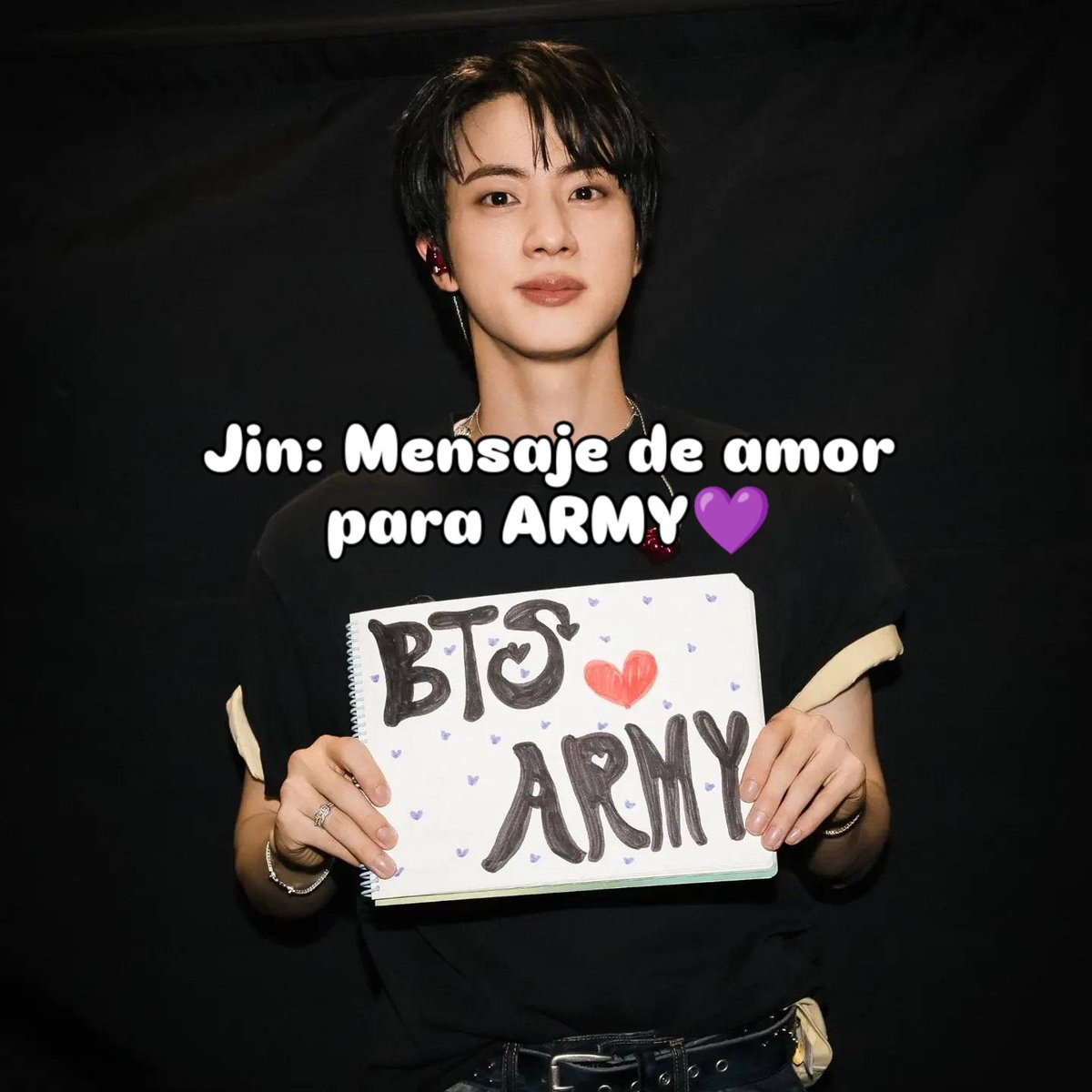 Earmy_Spain's tweet photo. Jin apareció  con un cuaderno en la mano. En la portada, había escrito: "BTS ♥ ARMY". 

Jin expresó su profundo agradecimiento a ARMY por su apoyo incondicional durante todos estos años. También prometió seguir trabajando duro y devolver todo el amor que ha recibido.

🔗 ¡Corramos a dejar un mar de corazones y comentarios de amor en el post oficial aquí!
 https://t.co/EA0wXLvlQA

#BTS #Jin #ARMY