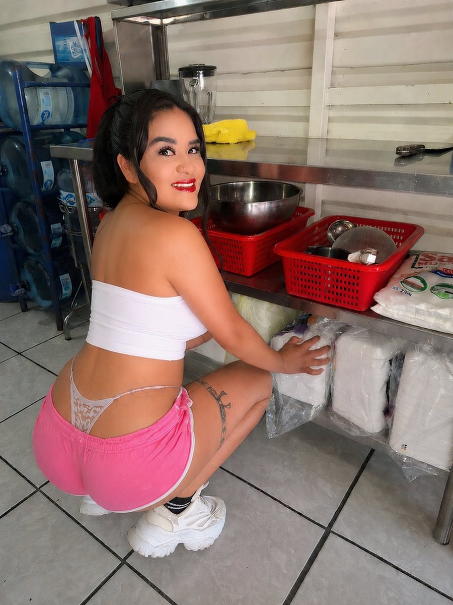 chuletaibarra's tweet photo. Preparándome para otra noche de trabajo... 🌮
Y sí, hoy me vine muy sexy. 😏 ¿Qué les parece mi outfit? No te olvides de compartir 😉 https://t.co/DkCj5cnAuy