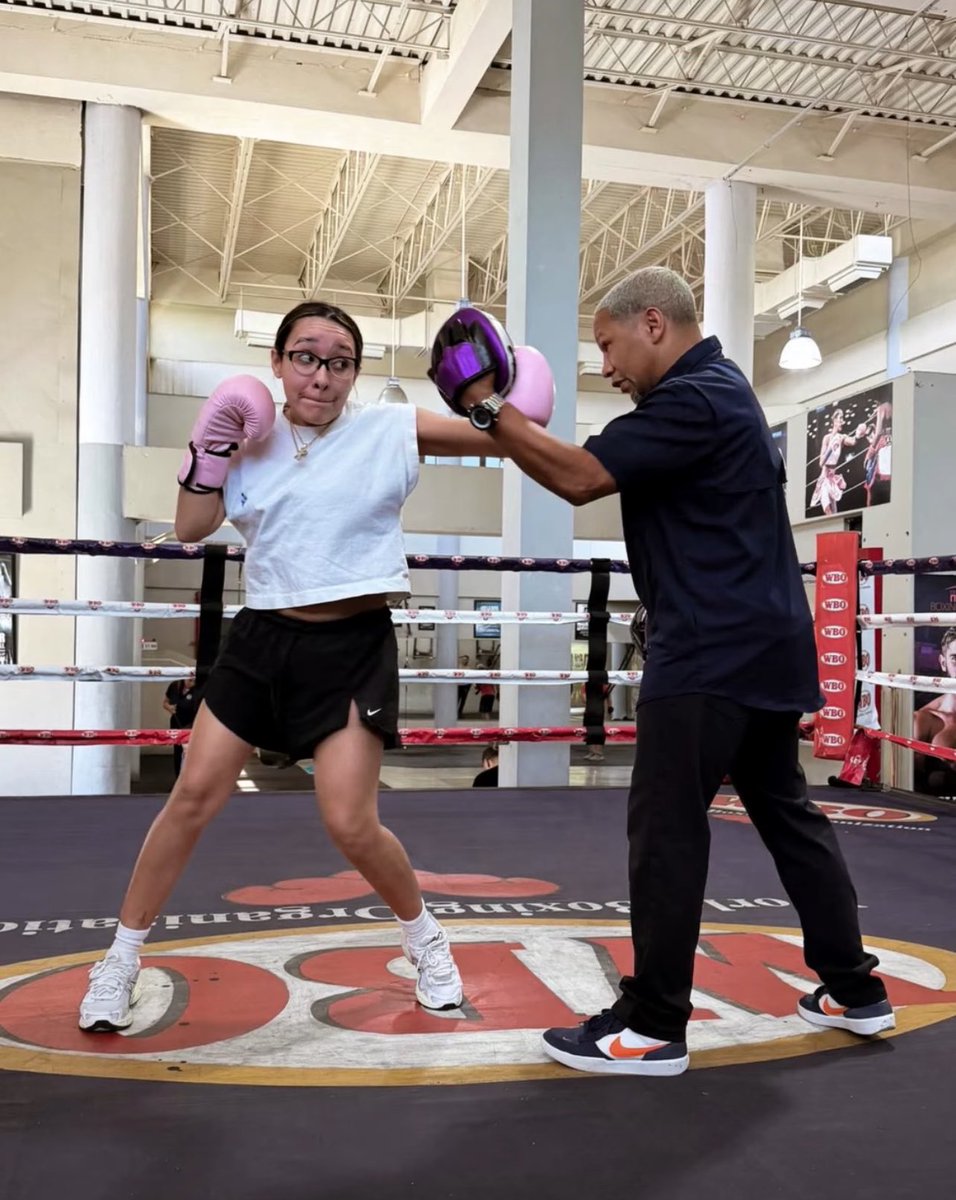 Camiavv8's tweet photo. Me da risa que subestimen a Alondra en la pelea y saquen en cara los entrenadores de Angie como si Alondra no estuviera entrenando con campeones y entrenó con una leyenda. Que Xander halla perdido la pelea no significa que Alondra va a perder (1) https://t.co/VOLQIqaTUe