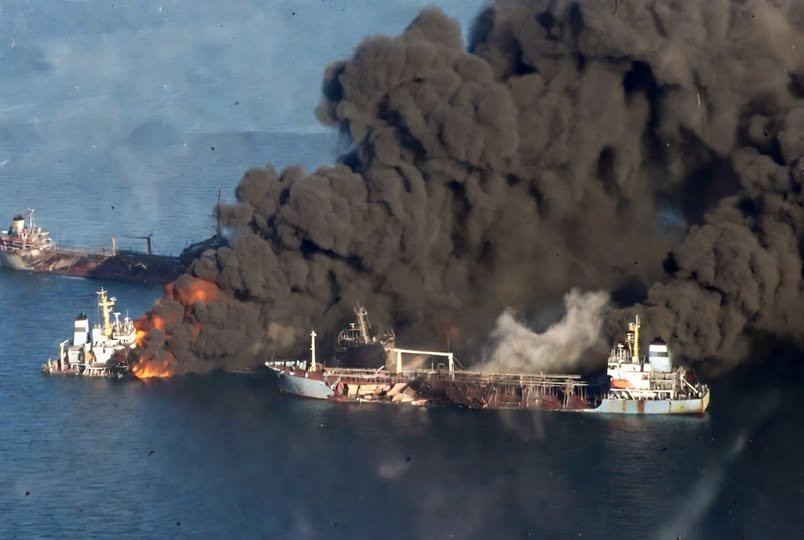 TheReasonable66's tweet photo. Russian tankers burning like hell in the sea of Azov. How heartbreaking. 🤣 🤣 🤣 https://t.co/dgRSM1ox94