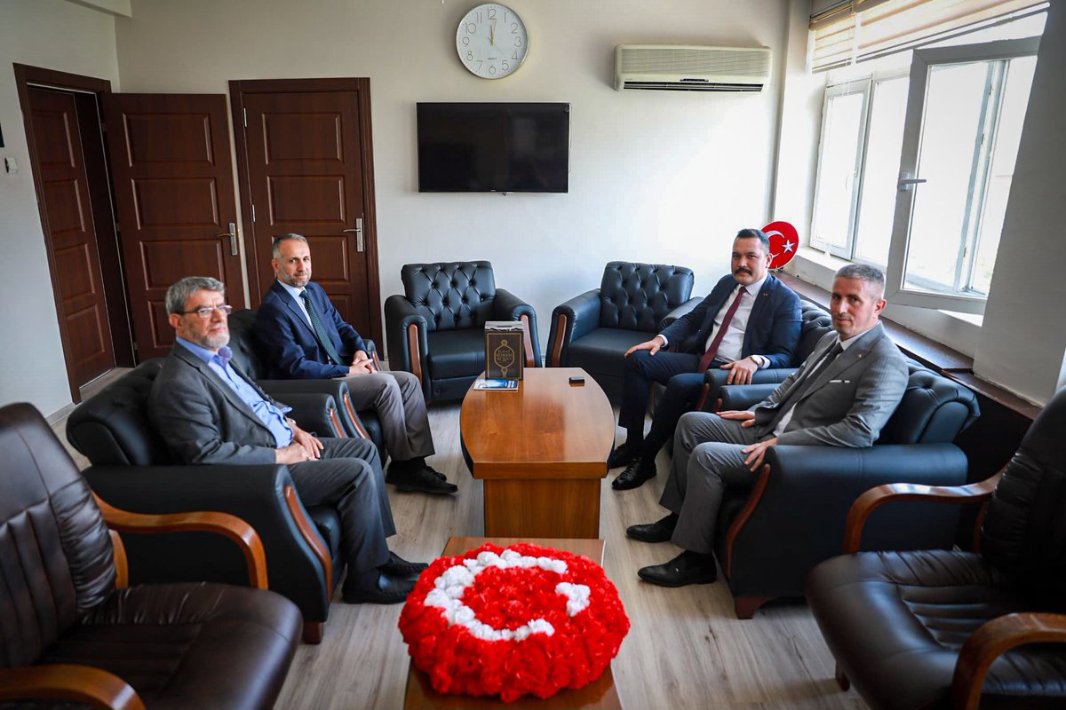 VanMuftulugu's tweet photo. İl Müftümüz Dr. Mehmet Sırrı Şık, Muradiye Kaymakamlığı görevine atanan Sn. Furkan Taha Türkmenoğlu’nu, Emekli Bitlis İl Müftüsü Mehmet Feysal Geylani ve Muradiye İlçe Müftüsü Eyyüp Babat ile birlikte ziyaret ederek hayırlı olsun dileklerini iletti.
@VanMuftulugu 
@FTTurkmenoglu https://t.co/4kBtwGEsgZ