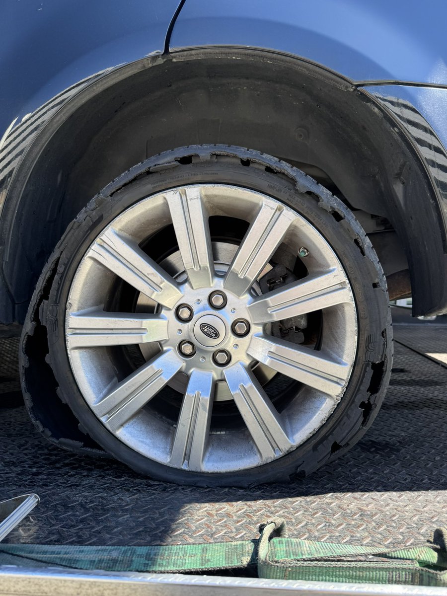 LorraineEvanoff's tweet photo. So this just happened. Thank God hubby handled the car going out of control!😅🥹😭🥰

Made it to the airport on time🥂

#flattire #tireblowout #highway #towtruck #stuntdriver😆😩 https://t.co/KBnTduVrSL