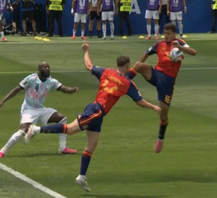 bartleby2666's tweet photo. ¿Cuál danza? Los de @el_pais nos creen ingenuos. España llega a semifinales por una mano flagrante en el área que el árbitro no sancionó, la lesión de Courtois y el ingreso de un porterillo que regaló el gol decisivo. https://t.co/to8MVRsvck