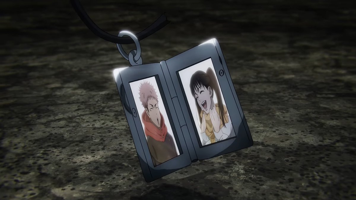 KoryugiTV's tweet photo. Japón lo ha vuelto a hacer😂

En Japón ya venden oficialmente el icónico collar de Aoi Todo.

Se trata del llavero oficial "Jujutsu Kaisen USJ Limited Sound Keychain", inspirado en el peculiar collar que Todo lleva con las fotografías de Yuji Itadori y su adorada Takada-chan. https://t.co/StD9MSdAtv