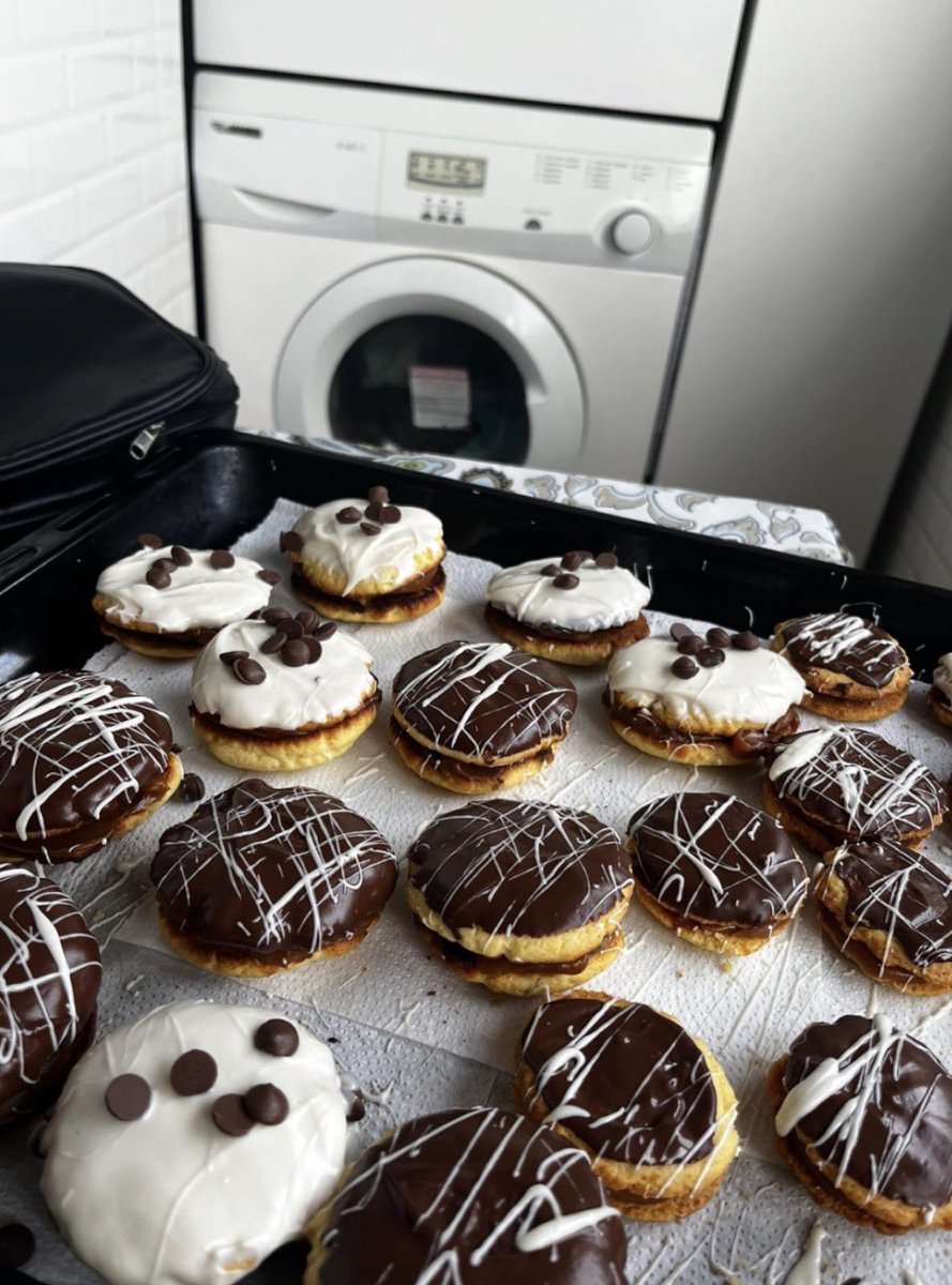 f1_sofi's tweet photo. Mis primeros alfajores/ los más recientes https://t.co/YYN9L28etv