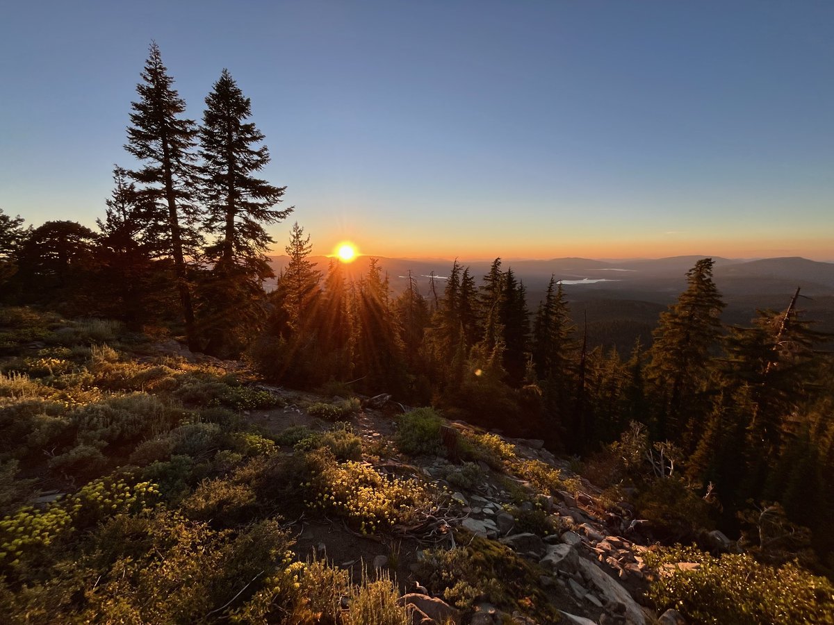 larrysp0rtello's tweet photo. 13 mile hike after two whiskey drinks and I am greeted by the most magnificent light https://t.co/jpEdVIJK5L