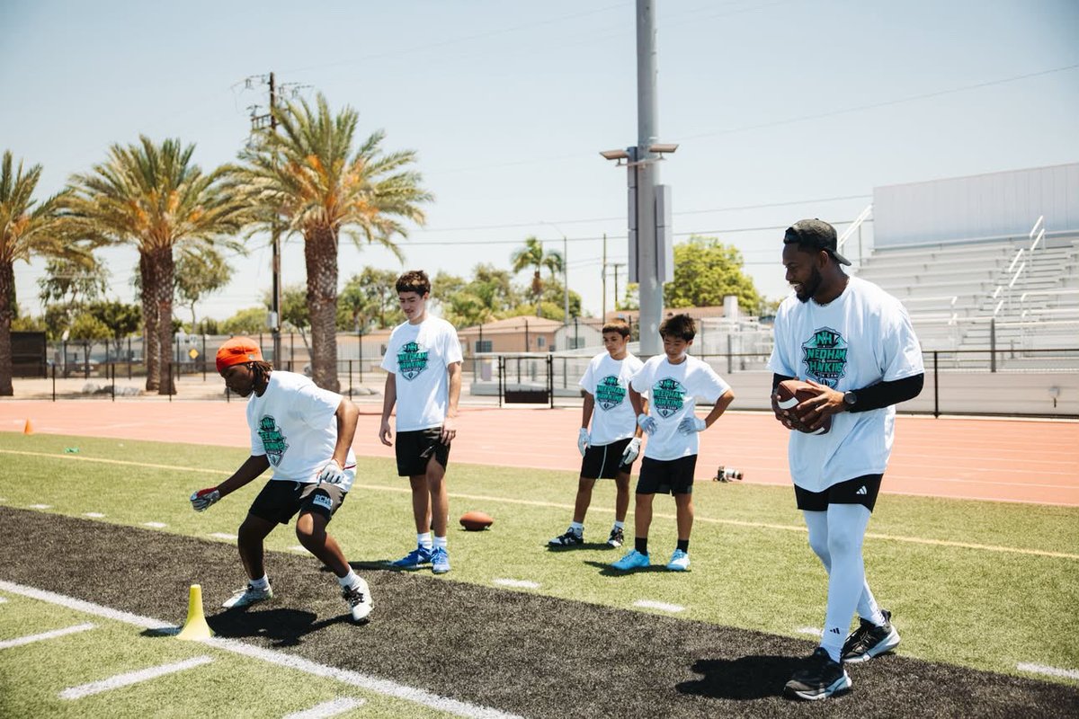 FredrickGr47619's tweet photo. Had a great learning experience at the NEEDHAM &amp; HAWKINS youth camp, very grateful to show my talents to my peers and teachers.@MichaelKarls @centerlocked #comingforitall #agent12 #freshmanonvar https://t.co/EepiH5stnf