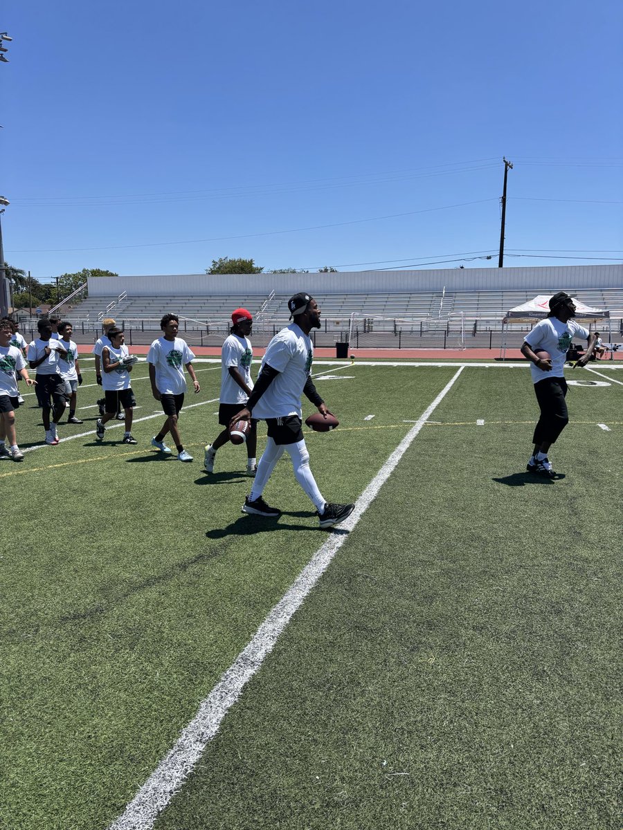 FredrickGr47619's tweet photo. Had a great learning experience at the NEEDHAM &amp; HAWKINS youth camp, very grateful to show my talents to my peers and teachers.@MichaelKarls @centerlocked #comingforitall #agent12 #freshmanonvar https://t.co/EepiH5stnf