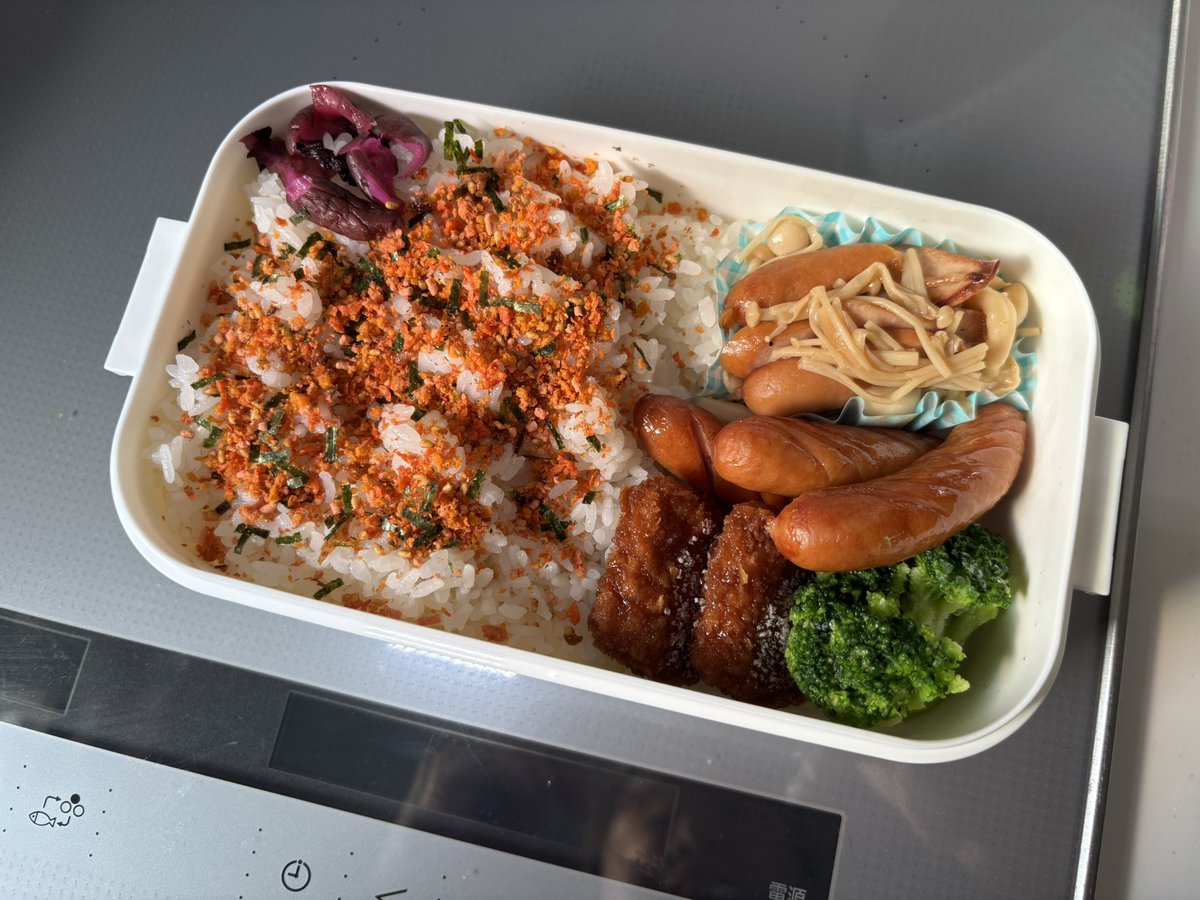 hot_keee's tweet photo. 半分寝ながら作ってたらえのきにウインナー入ってるのに別でウインナー焼いちゃってウインナーだらけ弁当になった笑
#旦那弁当 https://t.co/7mFHPEsCXc