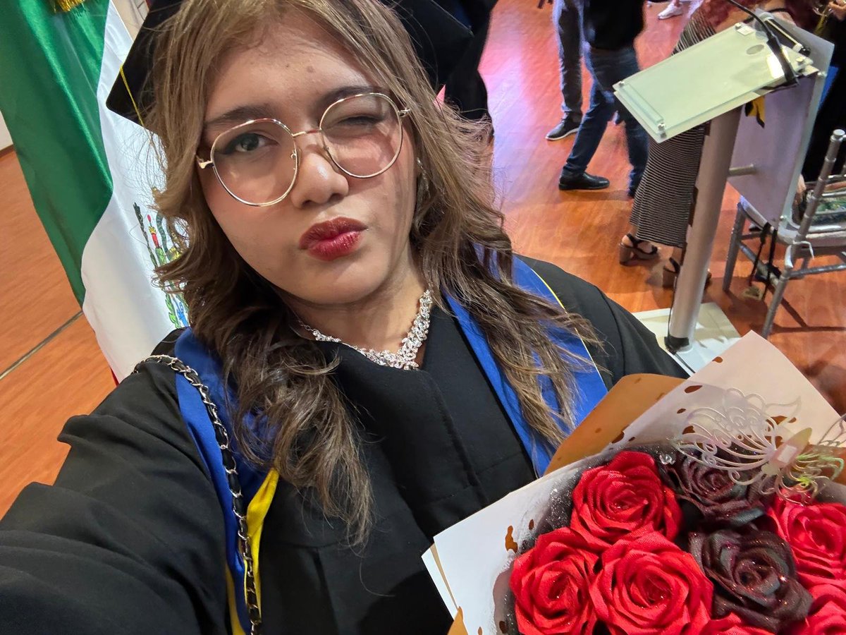 Littlescence's tweet photo. Hoy mi pequeña @jmo14_03_24 se graduó y no estoy más que feliz y orgullosa de mi wawita. Una de las cosas que agradezco de estar en el fandom de JimmyOhm es haber conocido a mi niña de corazón bonito. Ahora empezará una nueva etapa en su vida y sé que será un futuro próspero. Es una chica valiente que a pesar de las circunstancias sigue aquí brillando con nosotras y por eso sé que grandes y felices cosas le tiene preparada la vida. Te quiero mucho mi niña, muchas felicidades mi recién graduada🖤🫶
Posdata: deja de crecer que ya me dió sentimiento😭😭😭