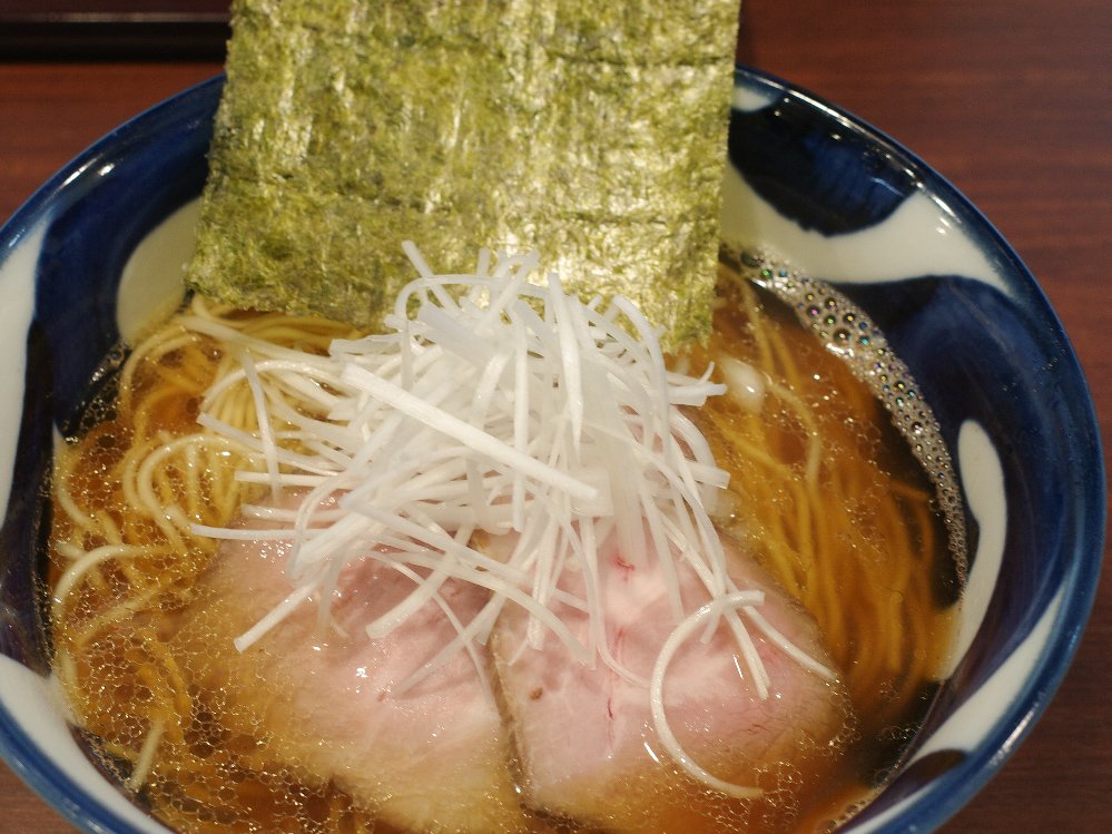 yoshi0005's tweet photo. #ラーメン神門 @ #佐倉
本日は #サンマ煮干し蕎麦 ✨️
サンマ煮干しならではの奥深い旨みとキレのある後味がたまりません❗️😏
気付けば最後の一滴まで飲み干し満席満席 ( *￣ 3￣*) げふぅ～
ご馳走様でした。
(笑)
#ラーメン #煮干ラーメン #朝ラー #佐倉グルメ https://t.co/yPJzC79eYC