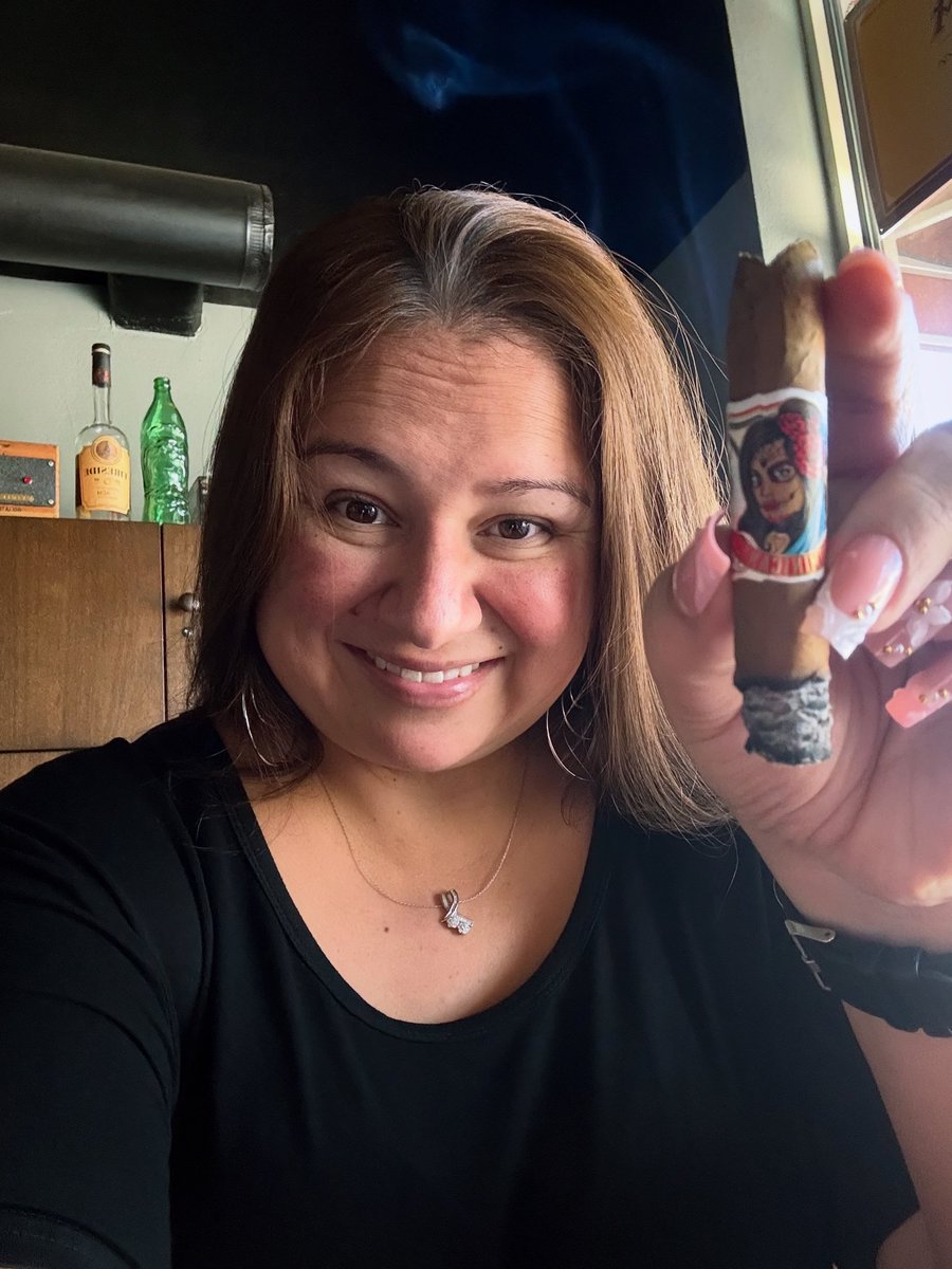 SophiaM41298966's tweet photo. #cigaroftheday Drew Estate Dominicana  #sophiassmokes #drewestatecigars #elcidscigarshop #elcidscigars #cigars #cigarboss #cigarlounge #cigarshop #cigartime #botl #sotl #cigaraddict #cigarjunkie #cigarsmoker https://t.co/FT1d9k2GaM