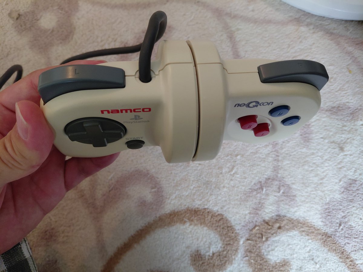 Takesys_7's tweet photo. 🎮その45。ネジコン。言わずもがなネジってステアリング操作が可能です🚗アクセルとブレーキ用に□✕LRがアナログ入力対応。セレクトとL2R2は削除されていますが、全部のボタンがあれば汎用性があってもっと売れたのでは🤔可動範囲が大きくバネ強め✨ネジる操作には手首の使い方など、慣れが必要🚙 https://t.co/bL7zo07vBN