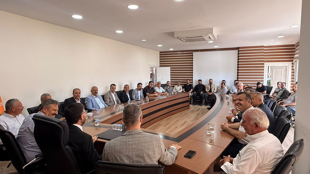 Cengizhantukenm's tweet photo. Teşkilatımız ile birlikte Ak parti Siirt il Başkanlığı’na atanan Sayın Abdülhakim Gider’e hayırlı olsun ziyaretinde bulunduk. İl başkanımıza ve teşkilatına misafirperverlikleri için teşekkür ediyor, çalışmalarında başarılar diliyoruz. ALLAH birliğimizi daim eylesin 🇹🇷
@AkPartiSiirt
#Cumhurİttifakı
#BirlikteDahaGüçlüyüz
#TekYürek
#GüçlüTürkiye
#TürkiyeYüzyılı
#BirlikteBaşaracağız