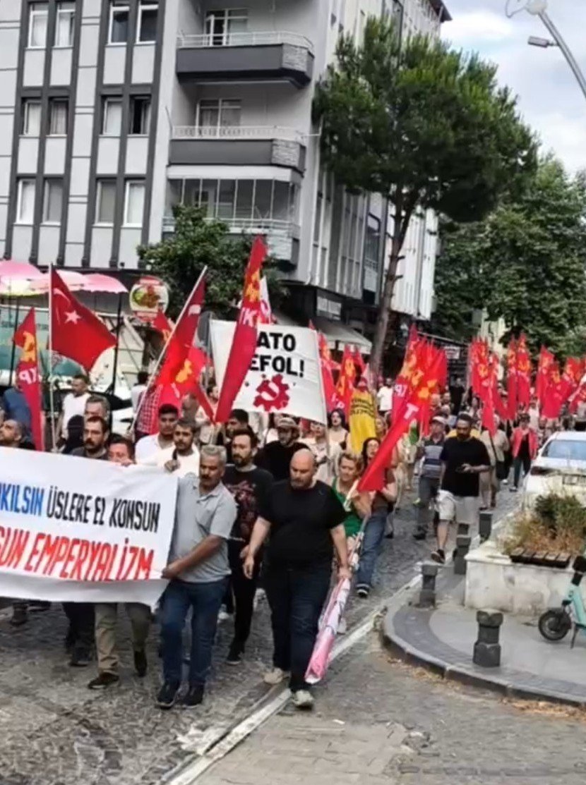 tolgagzt's tweet photo. İlk fotoğrafın üzerinden tam bir yıl geçti. 

Samsun'da üç ilçede eş zamanlı "Bağımsız Türkiye" toplantıları düzenledik. 

"Gündem bu değil" diyenler, küçümseyenler, "fazla mütevazi" bulanlar...

O irade tam bir yıl sonra aynı kentte ikinci fotoğrafı yarattı.

Umut var. https://t.co/BKJIXiStJr