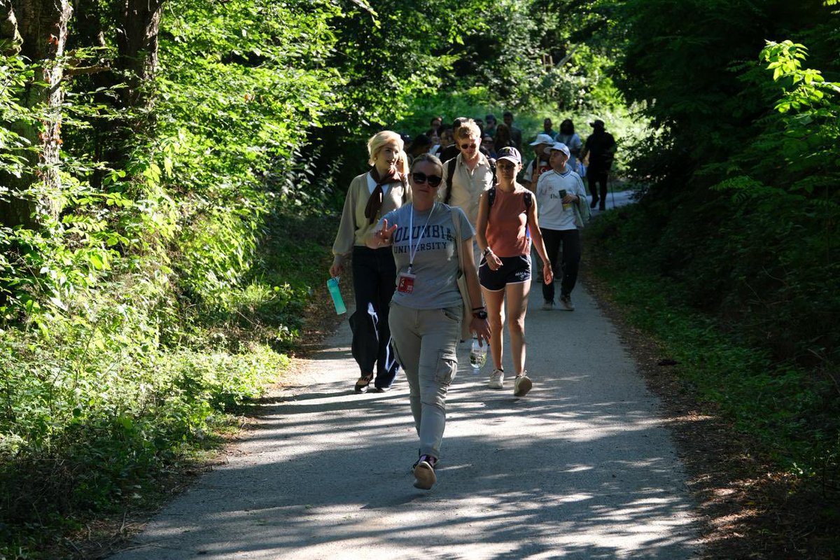 PCRCBiH's tweet photo. Ove večeri, naši mladi predvođeni #pcrcbih osnivačicom i predsjednicom Velmom Šarić, pridružili su se hiljadama učesnika na posljednjim kilometrima Marša mira.

Ovaj tradicionalni trodnevni pohod prati put kojim su se ljudi 1995. godine pokušali probiti iz Srebrenice, kroz šume istočne Bosne, tražeći spas.

Za naše učesnike, hodanje uz preživjele, porodice žrtava i ljude iz cijelog regiona nije bilo samo čin solidarnosti, bila je to prilika da svjedoče sjećanju u pokretu. Tokom marša su razgovarali sa saputnicima, slušali njihove priče i razmišljali o tome šta znači čuvati sjećanje i raditi na prevenciji zločina.

#sys26 #srebrenica31 #mladi #sjecanje