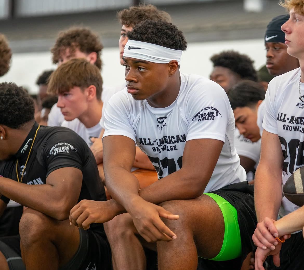youareathlete's tweet photo. 2029 RB Mark Allen (@WatchMj4) out of Mater Dei (CA) has been offered by LSU and Texas A&M

“Quick out of the chute. Good vision at the line of scrimmage allows him to identify blocks and weave through traffic. Well-Rounded back. He already holds six P4 offers & is poised to be a national recruit.” - @BHoward_11