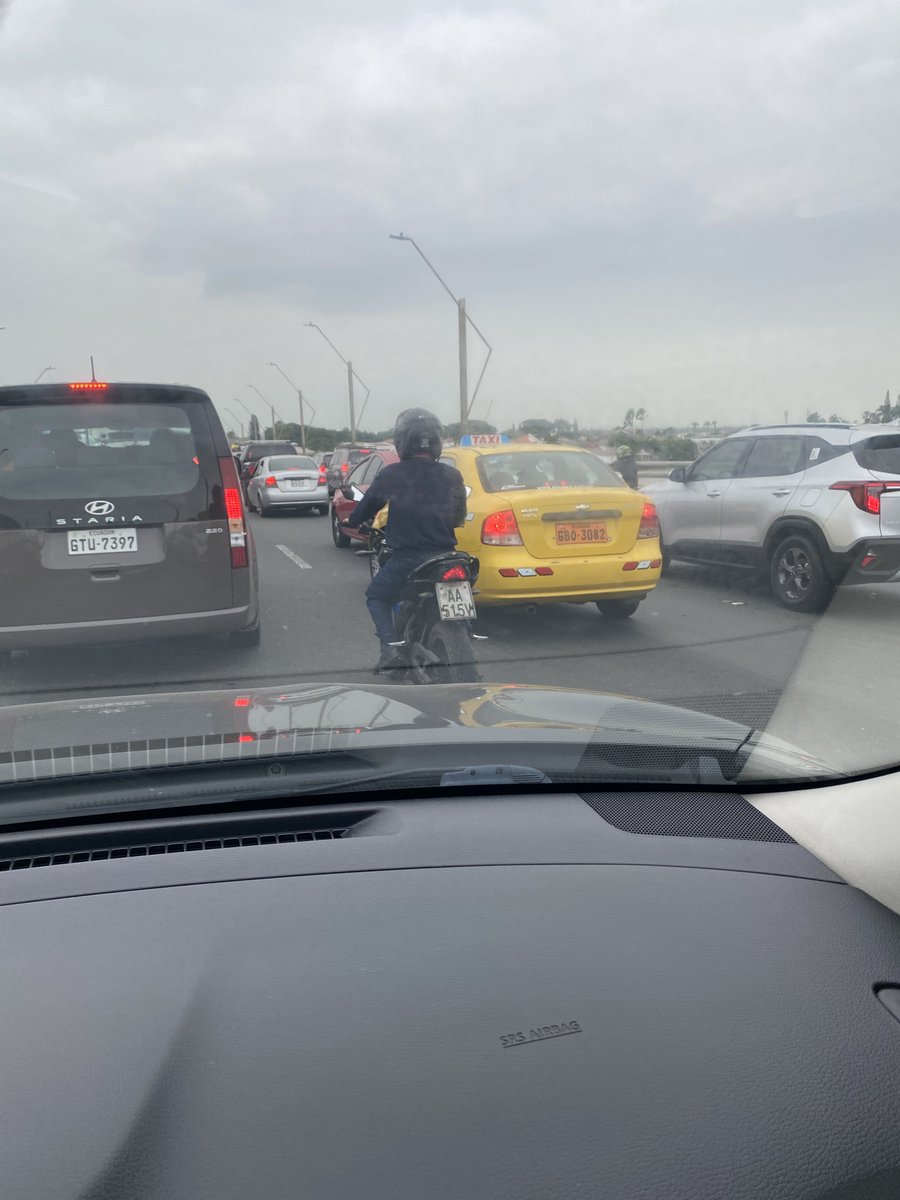 jhalvario's tweet photo. No hay derecho a que se maneje tan mal el tráfico.   En el puente de la Unidad Nacional 30 min y no se avanza ! https://t.co/ffNwGxnUdn