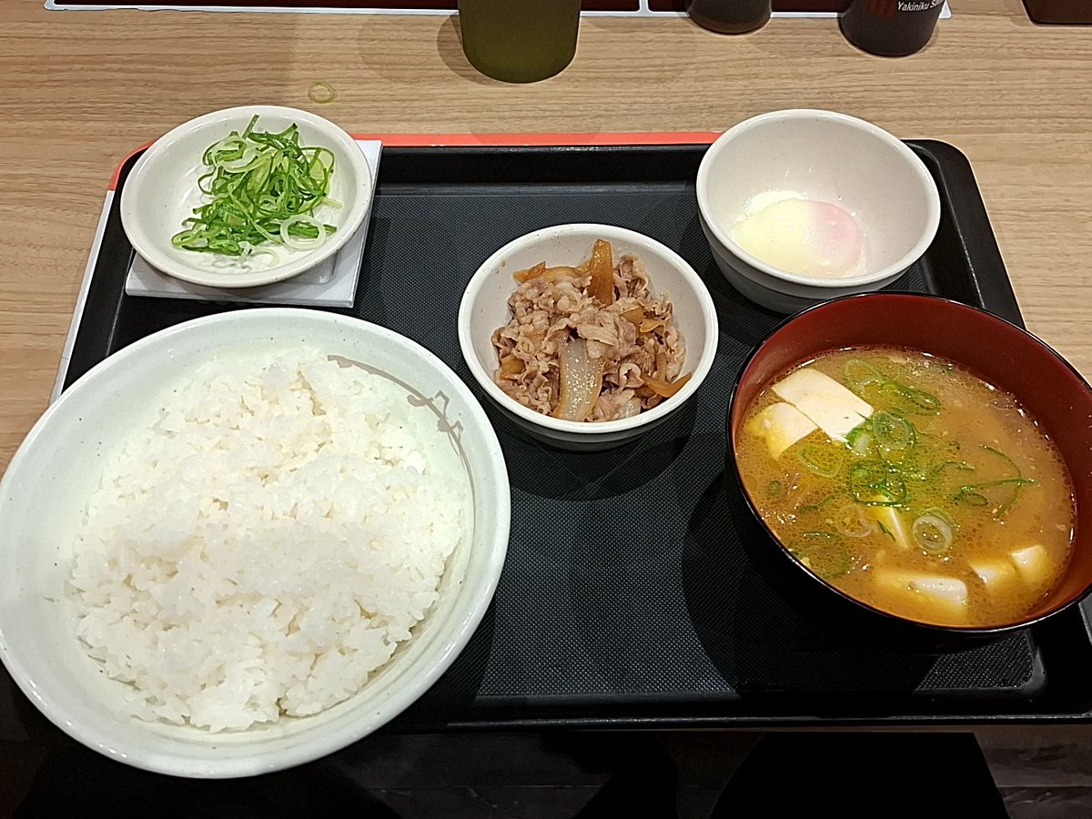 lp_wu2's tweet photo. 松屋で朝ごはん食べてます🍴
休日の朝くらいは食べたいので😅 https://t.co/VX87vfS6nV