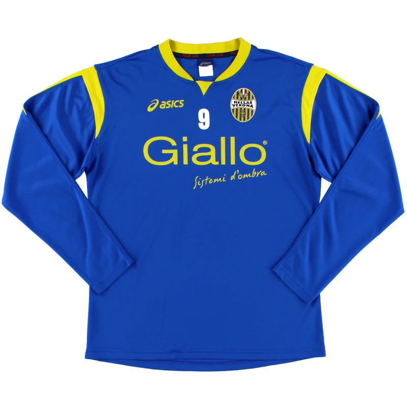 ZeroSuitCamus's tweet photo. Really obsessed with the 2009 kit of Hellas Verona, one of the most evil teams on earth, whose main sponsor at the time was an awning company with the comically sinister name “Giallo Shadow Systems” https://t.co/GPanI6vUmU