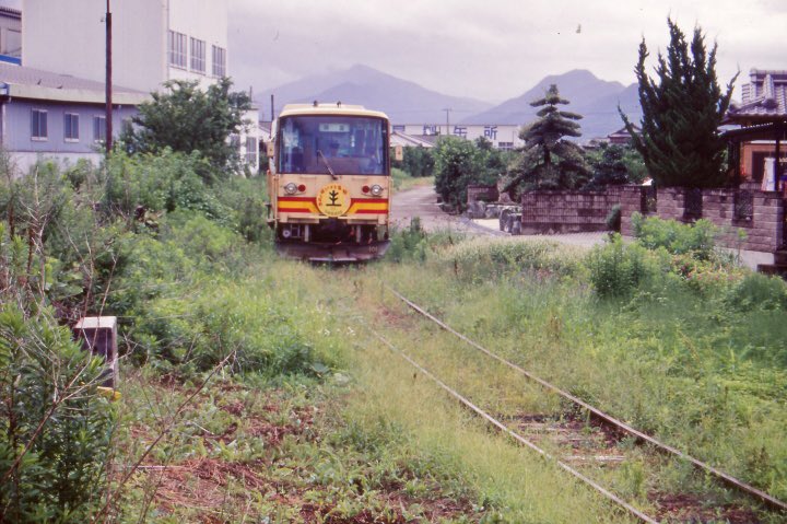 フィルムNo.702のスキャン写真から。 末期の有田鉄道。 草むらに突如