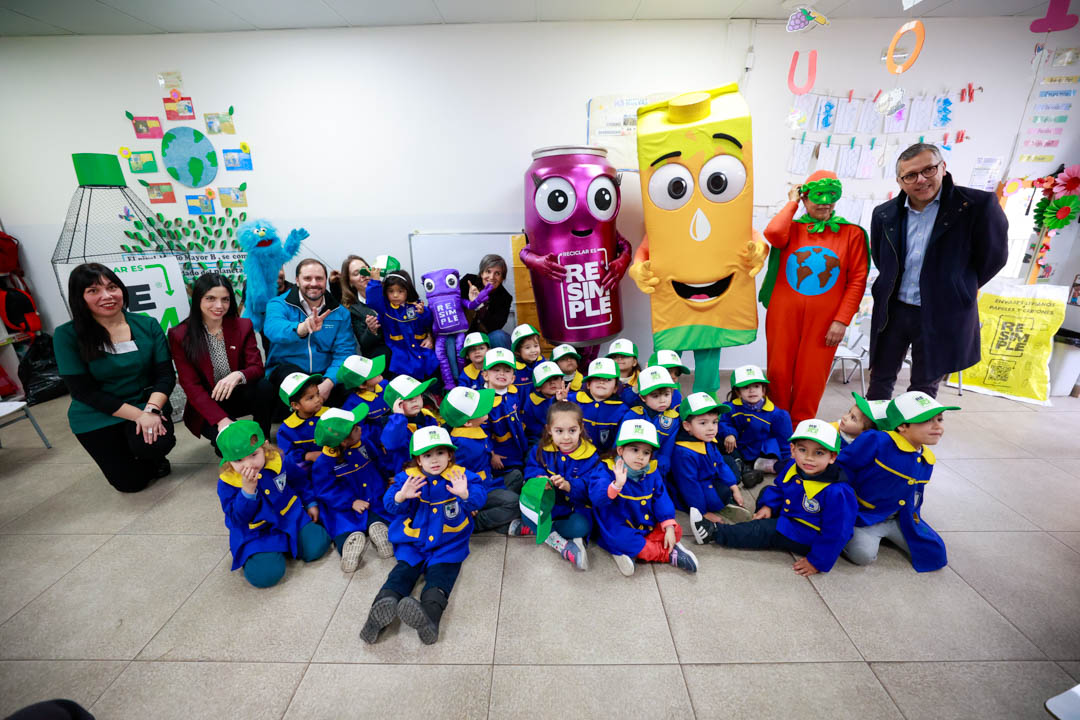 Muni_provi's tweet photo. Como pioneros en materia de Medio Ambiente 🌱, junto al alcalde @jaimebellolio, recibimos a la @MinistraToledo en el Jardín Infantil El Aguilucho, para impulsar el Interescolar de Reciclaje de @resimple_cl ♻️

Conoce más en el video y en https://t.co/ikgdXjlFSB 📲✌🏼 https://t.co/w4Z69ySm24