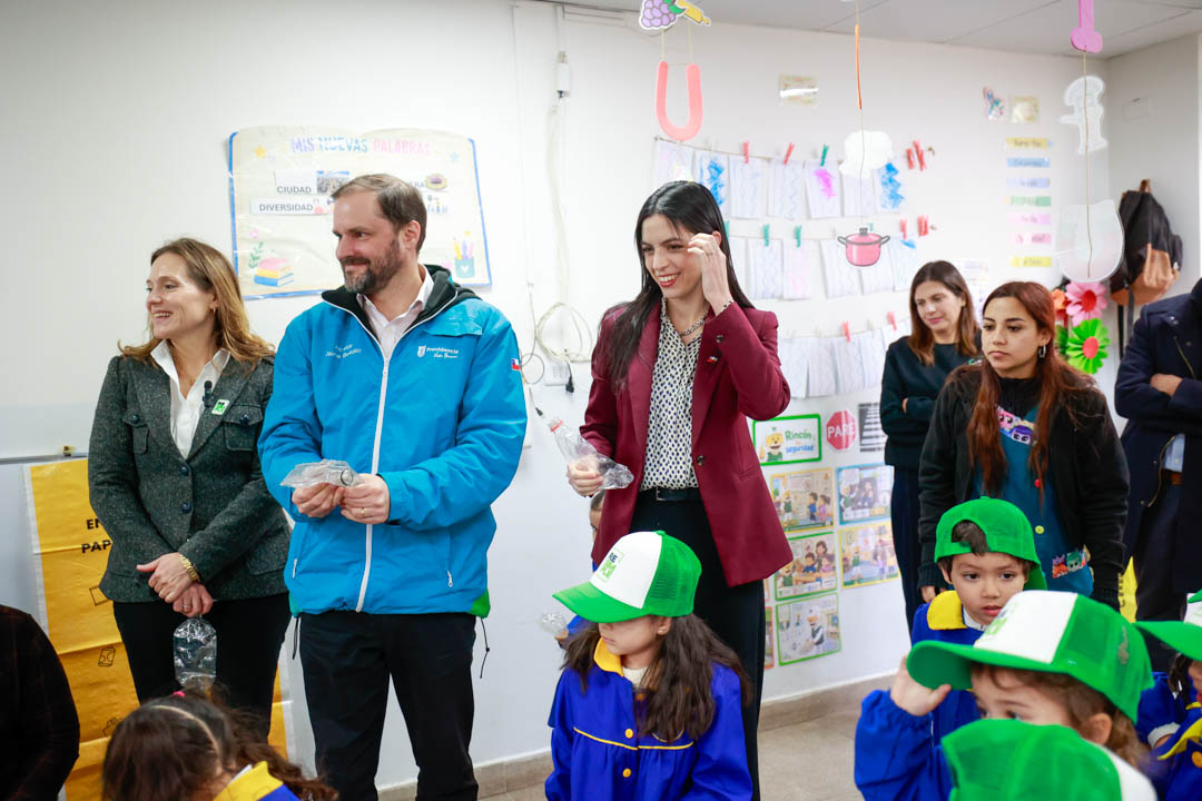 Muni_provi's tweet photo. Como pioneros en materia de Medio Ambiente 🌱, junto al alcalde @jaimebellolio, recibimos a la @MinistraToledo en el Jardín Infantil El Aguilucho, para impulsar el Interescolar de Reciclaje de @resimple_cl ♻️

Conoce más en el video y en https://t.co/ikgdXjlFSB 📲✌🏼 https://t.co/w4Z69ySm24