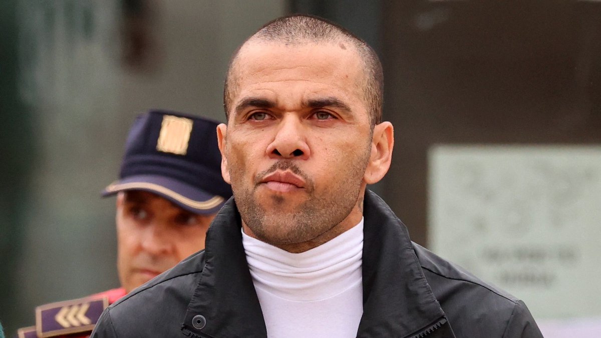 burukparator's tweet photo. 🚨ÖZEL - Fenerbahçe ve Dani Alves, Sportif Direktörlük pozisyonu için 1+1 yıllık anlaşmaya vardı. 

Fenerbahçeli Yöneticiler, Dani Alves'in tecavüz suçundan hapis yatması sebebiyle Fenerbahçe kulübünü temsil etmesine sıcak bakıyorlar. https://t.co/Omg3U7de7O