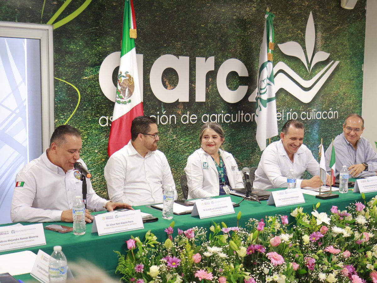 ImssSinaloa's tweet photo. 📋🏥 La titular del #IMSSSinaloa presentó su 5.º Informe de Labores, acompañada por el Coordinador de Órganos Superiores del IMSS y autoridades del sector Salud, destacando los avances que fortalecen la atención médica y los servicios en beneficio de la derechohabiencia. 💚 https://t.co/NDPHEBmJQF
