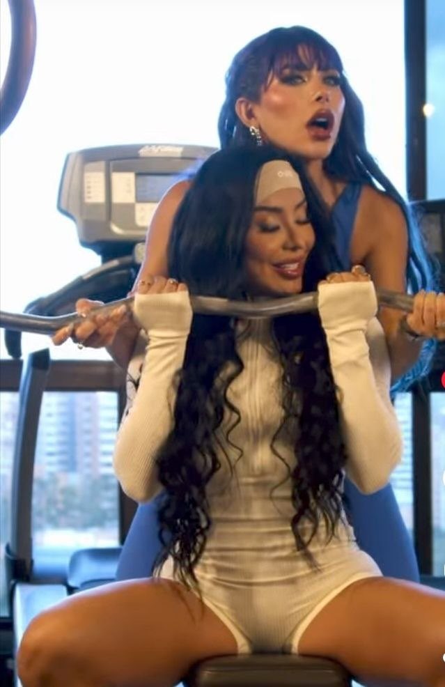 cardozo90201's tweet photo. Si suena MIGAJERA yo me paro a bailar.  
Punto.  💃🏼 @alexatorrexx 

ALEXA &amp; MARCELA X MIGAJERA https://t.co/GGiFhN5E3x
