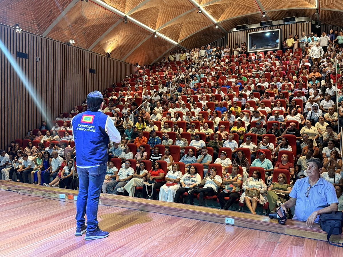 ParticipaBaq's tweet photo. 🙌👥 Posesionamos y entregamos Autos de Reconocimiento a 170 Juntas de Acción Comunal para el período 2026–2030. 

Inician una nueva etapa con el compromiso de trabajar por el bienestar de los barrios y comunidades de Barranquilla, fortaleciendo la participación ciudadana. https://t.co/hFNMmwyACw