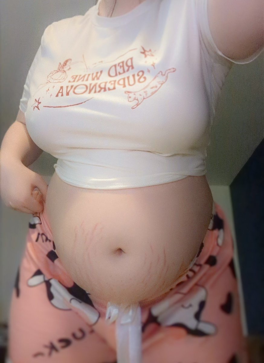 SweetpeaSquish's tweet photo. Crop top combined with tummys are my favourite combinations 

⊹₊˚‧︵‿₊↻💬 ♡ ︎₊‿︵‧˚₊⊹
#bloated #stuffed #fulltummy #bbw #chubby #chubbygirl #overeating #chubbytwt #fatgirl #fat #tummy #bigbelly #stuffed #bloated #stretchmarks #croptop #biggirl #bellyvideo https://t.co/XpMXcWZC5J