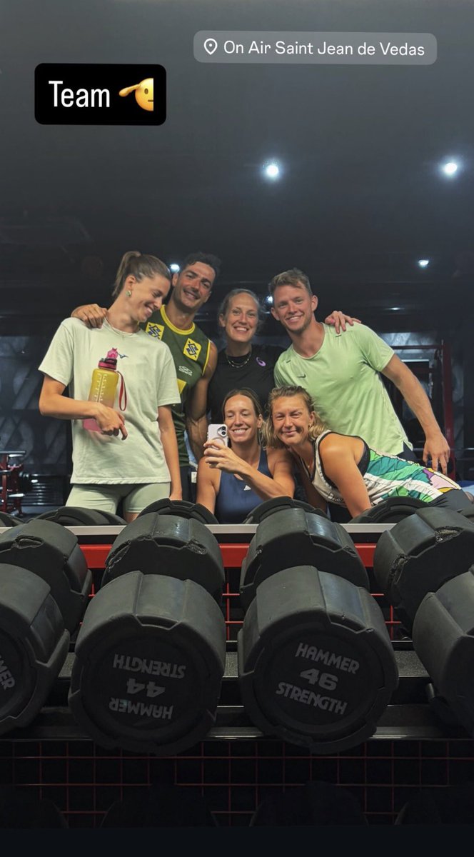 GFMNeto's tweet photo. O bicampeão olímpico Yacine Louati com a camisa da seleção brasileira de vôlei e com a namorada Heyrman https://t.co/z0t0JlAYOV