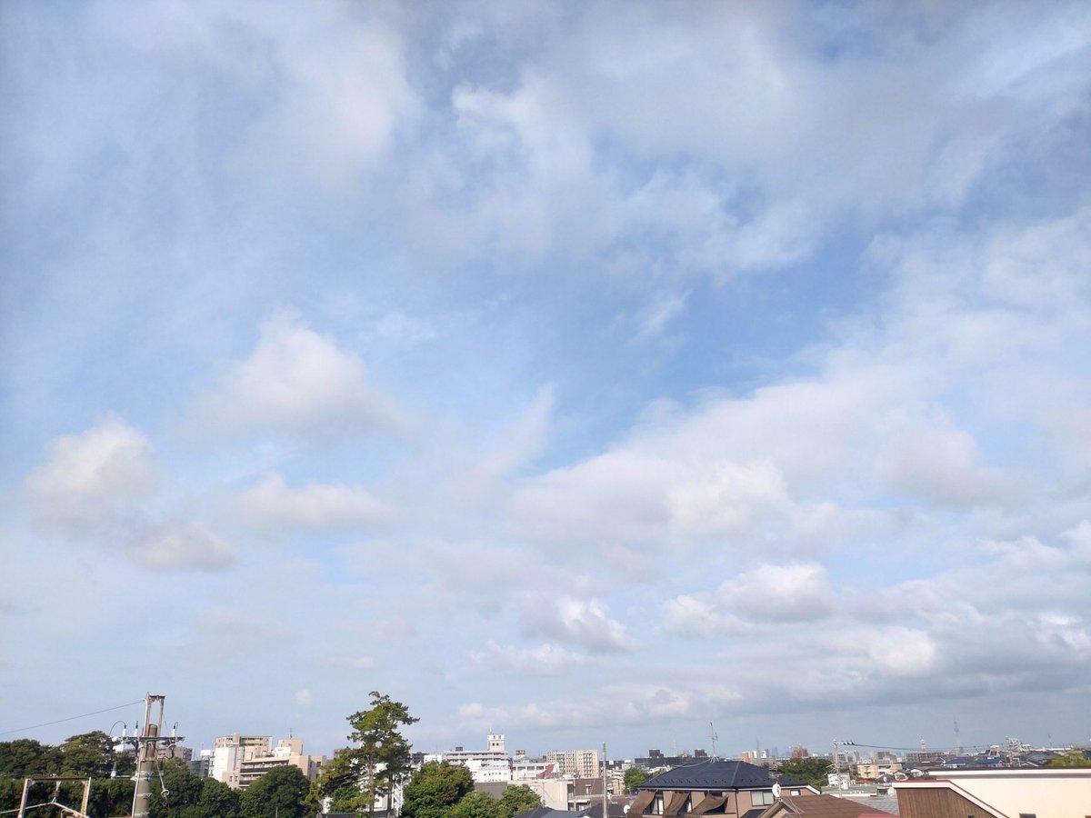 skyanai's tweet photo. おはようございます
いつも沢山の♥ありがとうございます
雲が優勢の空⛅️
低い位置の積雲☁が南→北へと流れています
太陽☀は見え隠れしています
気温25℃
蒸し暑い体感です
皆さんの空はどうですか
では良い１日を
#イマソラ
#空がある風景 https://t.co/08VFSfncyG