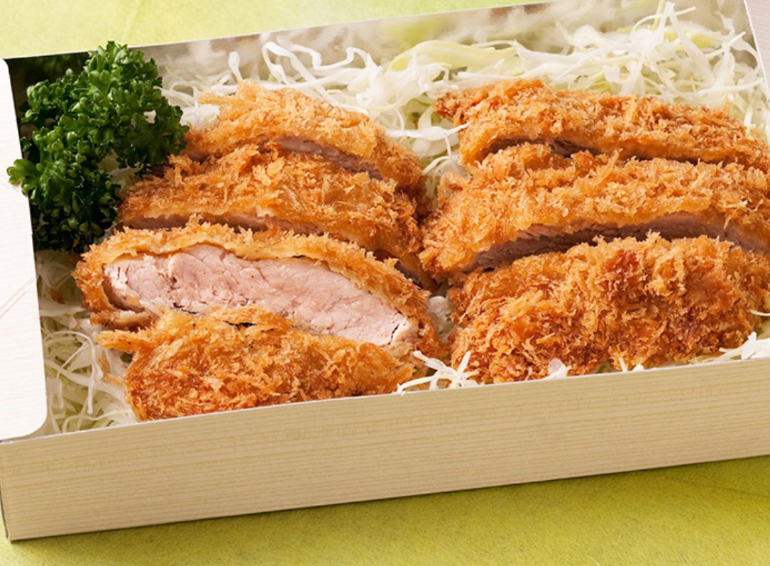 mind_tiara's tweet photo. おはようございます。マインドティアラの具志堅です。昨日贔屓にしているお店に鰻弁当を差し入れしたのですがそこの従業員の方から『吉塚うなぎ夢のようです。夢の１つが叶いました』と言われて大変喜ばれました。大袈裟に喜んでくれたのかもですが、本当にそうだったならば夢が4,000円で買えるなら早々に自分で叶えたらいいのにと思ってしまいました（笑）
思い立ったらすぐ行動。『それが一番大事♪』です。
今日のお昼は大正亭の黒豚ヒレカツ弁当です。