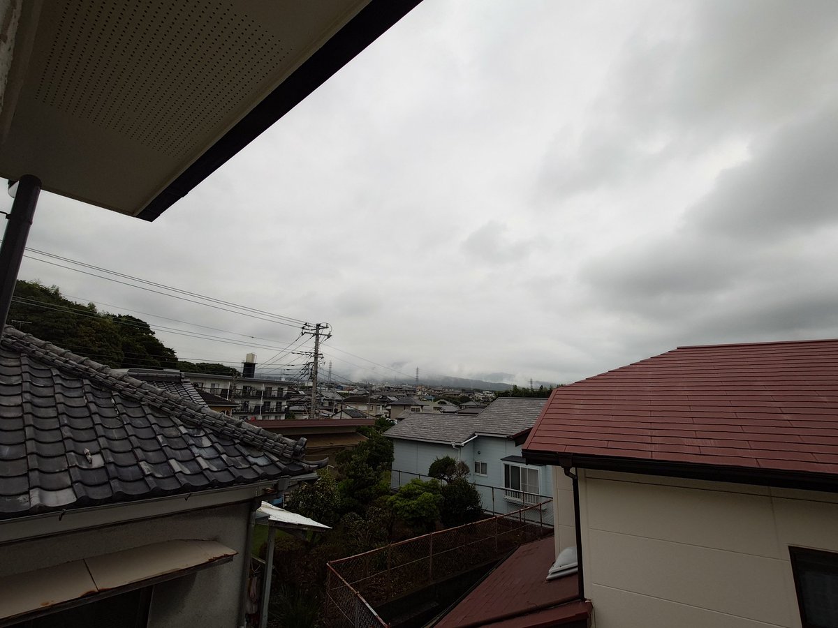 JQ2KPP's tweet photo. おはよございます( ੭ ˙ᗜ˙ )੭
仕事2日目、外は曇り空ですが朝から蒸し暑い感じですね。会社だとι(´Д｀υ)ｱﾂｨｰので汗だくだろうな…
昨晩の無線のロールコールも無事にチェックインから地震などの有事の時に活躍出来れば(๑˃̵ᴗ˂̵)و ﾖｼ!かなと。今日も安全第一、安全運転で仕事してきますか。 https://t.co/gCdW8EzVeX