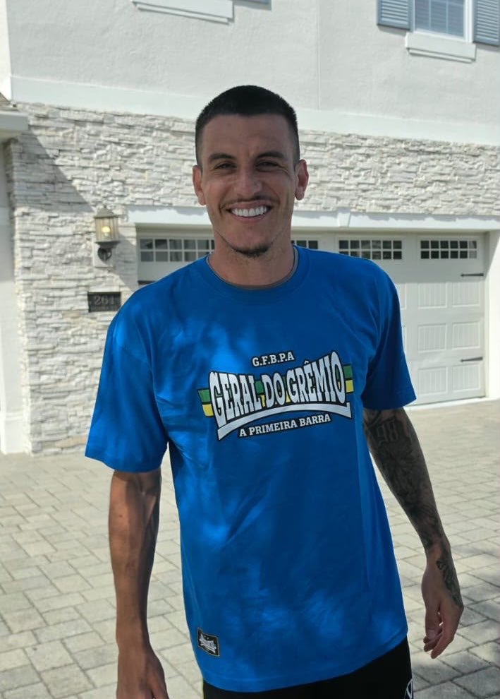 FBITricolor's tweet photo. O zagueiro Ibañez, que estava com a Seleção Brasileira na Copa do Mundo, recebeu 2 camisas da Geral do Grêmio da loja da torcida.

As camisas foram entregues pelos torcedores gremistas que foram acompanhar a Copa do Mundo nos Estados Unidos.

Ibañez é natural de Canela-RS e revelou no Assado para o @dudagarbi que é gremistão desde pequeno!🇪🇪👏🏻