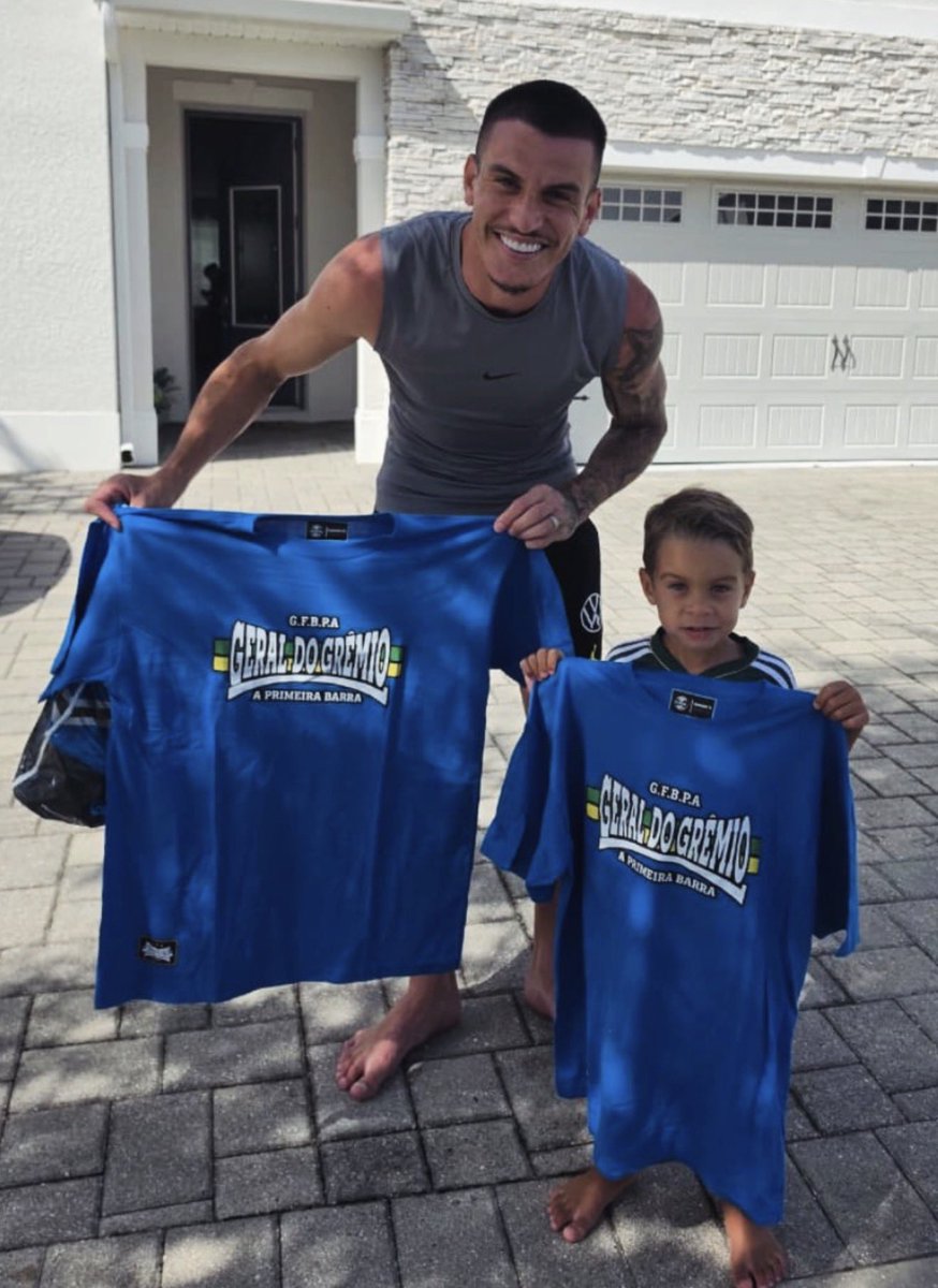 FBITricolor's tweet photo. O zagueiro Ibañez, que estava com a Seleção Brasileira na Copa do Mundo, recebeu 2 camisas da Geral do Grêmio da loja da torcida.

As camisas foram entregues pelos torcedores gremistas que foram acompanhar a Copa do Mundo nos Estados Unidos.

Ibañez é natural de Canela-RS e revelou no Assado para o @dudagarbi que é gremistão desde pequeno!🇪🇪👏🏻
