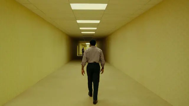 azinhabrasil's tweet photo. Christopher Nolan diz que filmes como 'Obsession' e 'BACKROOMS' mostram que o novo cinema está no caminho certo. E até compara o longa de Kane Parsons com a fase mais enigmática de David Lynch. Concordam? https://t.co/hXw1A0LDm9