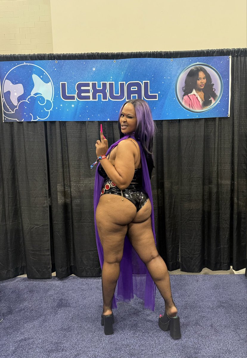 Lexual__'s tweet photo. DreamCon Day 1 💙 https://t.co/s87q6AXpK2