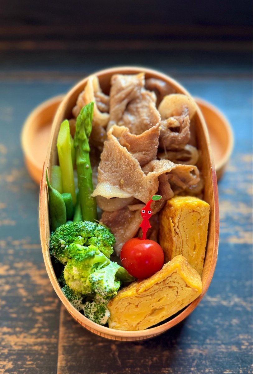 asadercover's tweet photo. おはようございます。
生姜焼き煮弁当です。焼と煮のはざま。
でもこれ昨日の。今日は息子氏弁当なしです。昼ごはんどうしよう。
彼、番組収録がいっこ決まって。楽しめると良いね。また推し活した時はよろしくお願いします。

お前次第さ、
誰かが呼んでるはずさ…

皆様良い1日を。
いってらっしゃい https://t.co/cnqEnY5hNQ