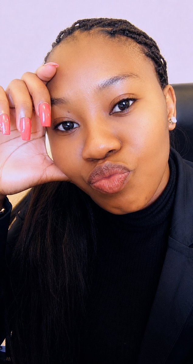 GoabaM's tweet photo. Happiest birthday to myself 🎊🎉💖💕🥳To the body that carried me,to the heart that loves me,to the hand that held me for strength and support,to my family....I am forever grateful for your presence.♥️ https://t.co/CMEPd4uP3J