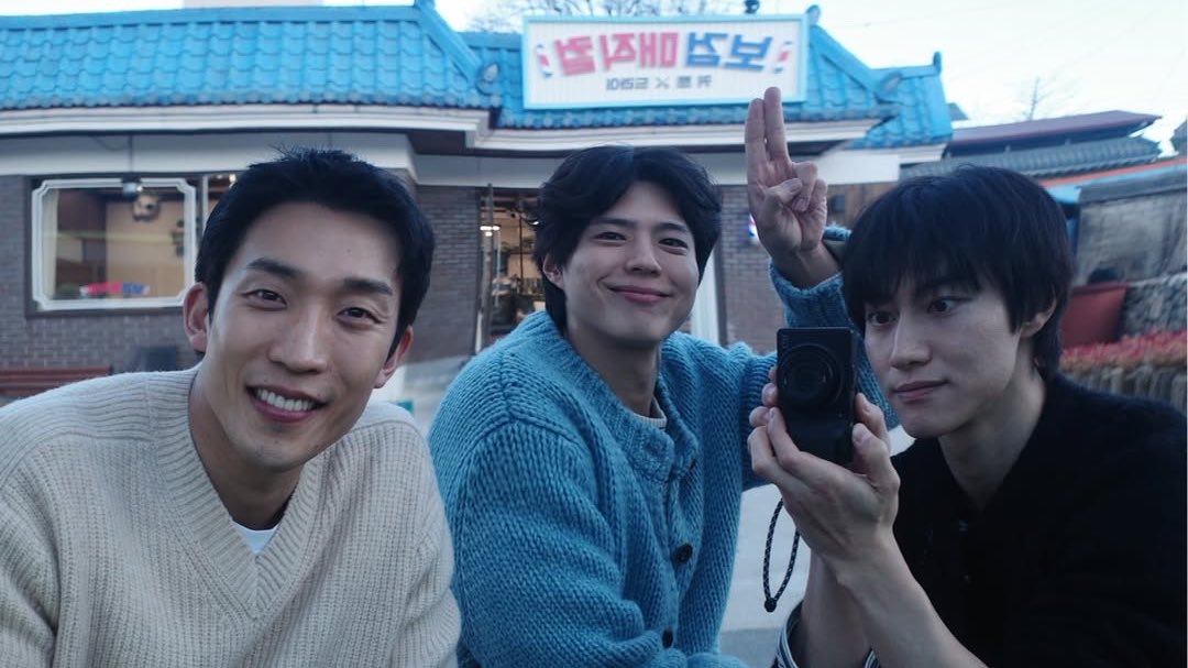 Arkwakdongyeon's tweet photo. • 🗞️ 2607011 ᯓ ♡⃕ : 
يستعدُ الموسم الثاني من برنامج "حلاق القريه" لبدء التصوير في أواخر شهر أغسطس المقبل .. وسيشهد هذا الموسم استمرار النجمين بارك بوقوم ولي سانغيي ، ولكن وللأسف لن ينضم كواك دونقيون لهذا الموسم 😢 .. https://t.co/WAxskx4DNn
