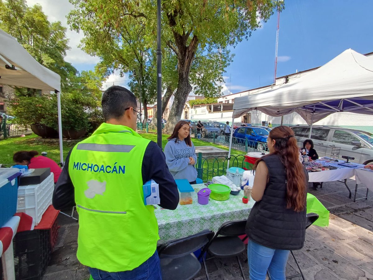 CoeprisM's tweet photo. Garantizar la salud de las y los morelianos es nuestra prioridad. 🤝🔬

Personal del Departamento de Evidencia y Manejo de Riesgos llevó a cabo evaluaciones sanitarias sobre el manejo higiénico de alimentos en la 3ª Feria de la Corunda y el Churipo en Morelia. 🍲✨
#Coepris https://t.co/QsubrwVdhm