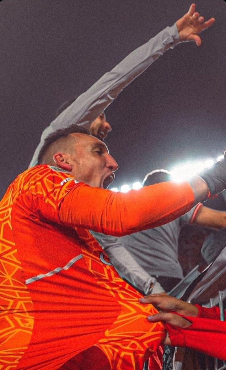FacundoBrignolo's tweet photo. Si muchos te ponen a la altura de Amadeo Carrizo y el Pato Fillol, es porque sos enorme. Para mi, el arquero más importante en la historia del Club Atlético River Plate. Dueño del arco más grande del mundo. Gracias por tanto, Pulpo. Sos eterno. Ojalá podamos despedirnos todos juntos. Armani es de River, de River de verdad.