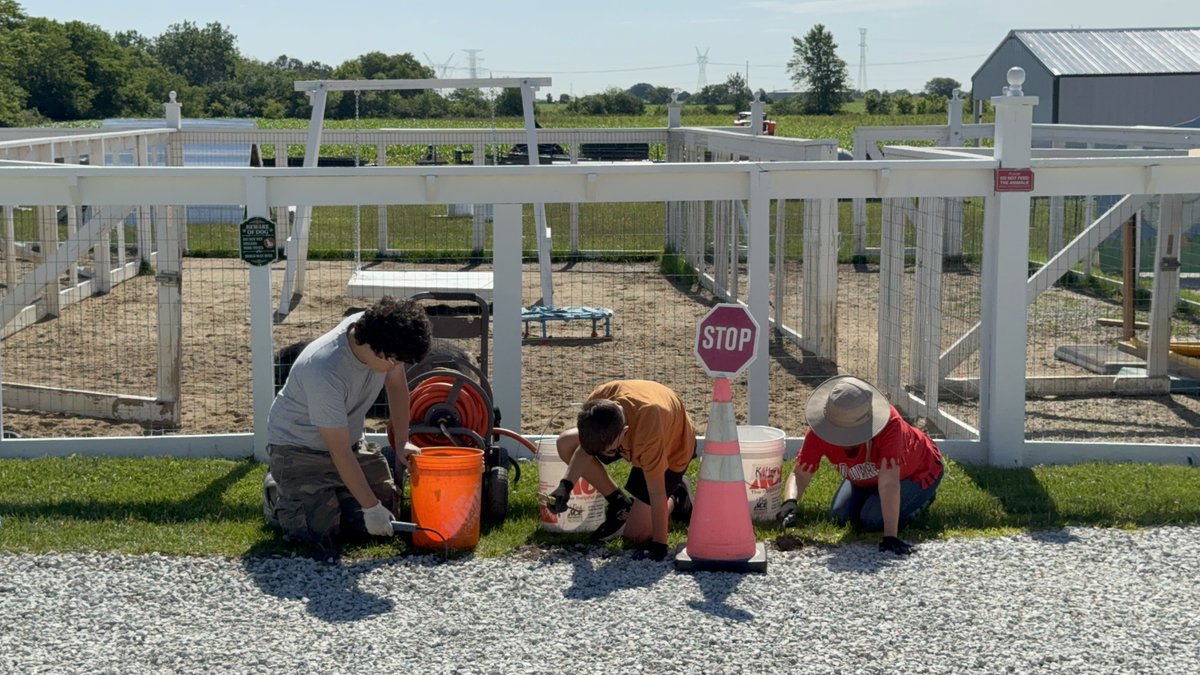 archchicago's tweet photo. From flower beds to chicken coops, GodSEND Youth Ministry discovered that every act of service is an opportunity to encounter Christ. Their day at Navarro Farms was filled with hard work, new friendships and a deeper appreciation for God's creation. https://t.co/UZ3Lm0dmvn