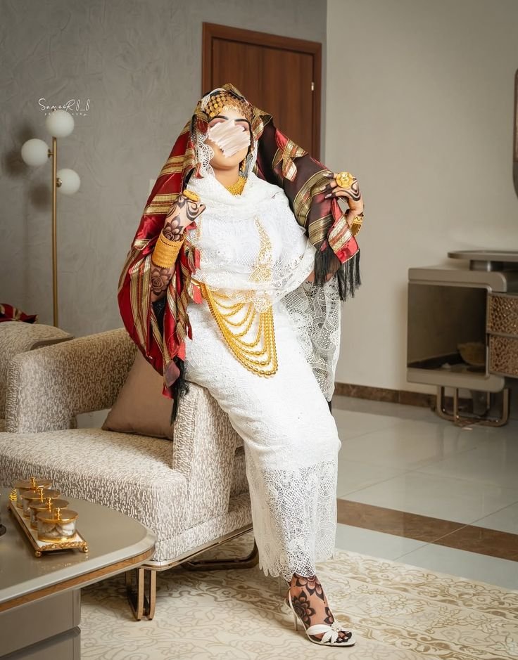 Chadnews1234's tweet photo. ✨ Mariage au Tchad : l’or, symbole absolu d'élégance et de tradition.
​Éclatante comme le soleil du Sahel, la mariée tchadienne sublime sa beauté avec de l’or massif. Un mariage unique entre le raffinement du Lafaya et le prestige du métal précieux. 🇹🇩👑
​#Tchad #Culture https://t.co/OCzrWbfmMd