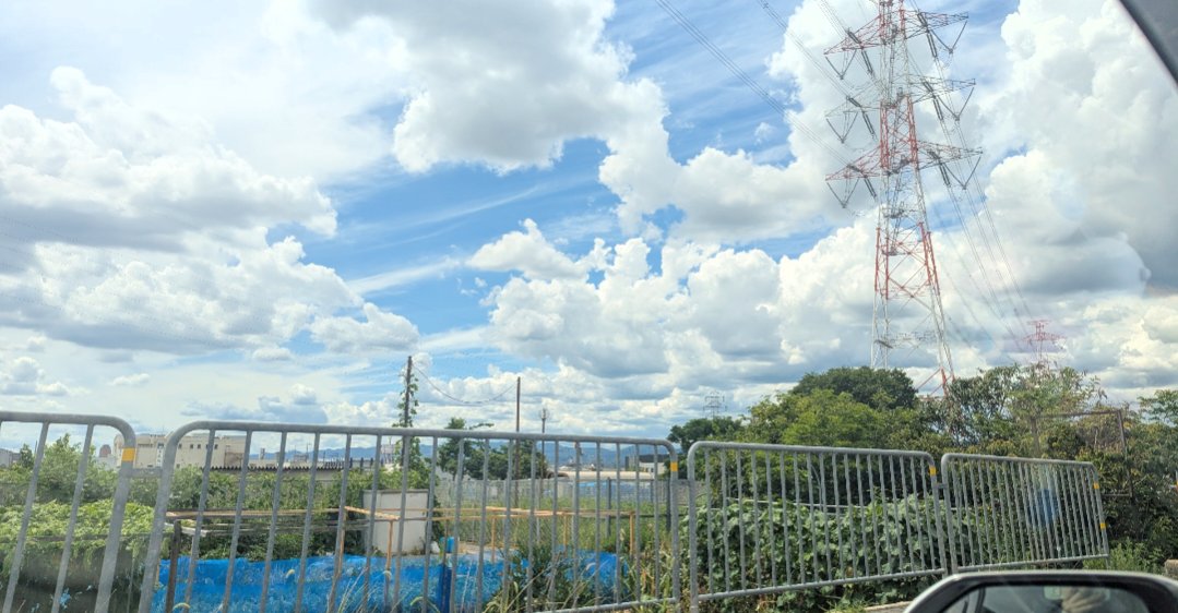 tuki_golira's tweet photo. いつどこで撮ったか分からんけど、見れば見るほど絵みたいな雲
これだから夏の雲は好き https://t.co/D15vDxHYdA