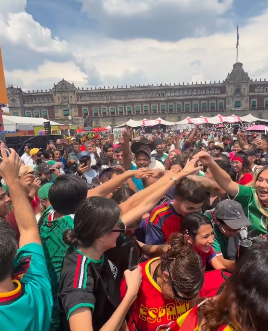 JaySerrano5's tweet photo. Latinoamérica (excepto Chile y Brasil) odiando a México, mientras tanto este país pasándola a toda madre en su mundial en el España vs Bélgica. https://t.co/iPmUTaRUs9